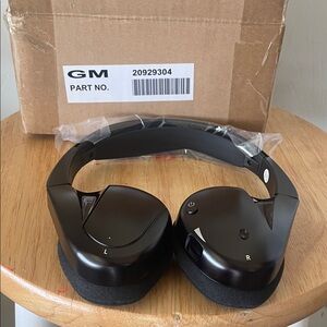Black Wireless Headphones for GM SUV never used part #20929304